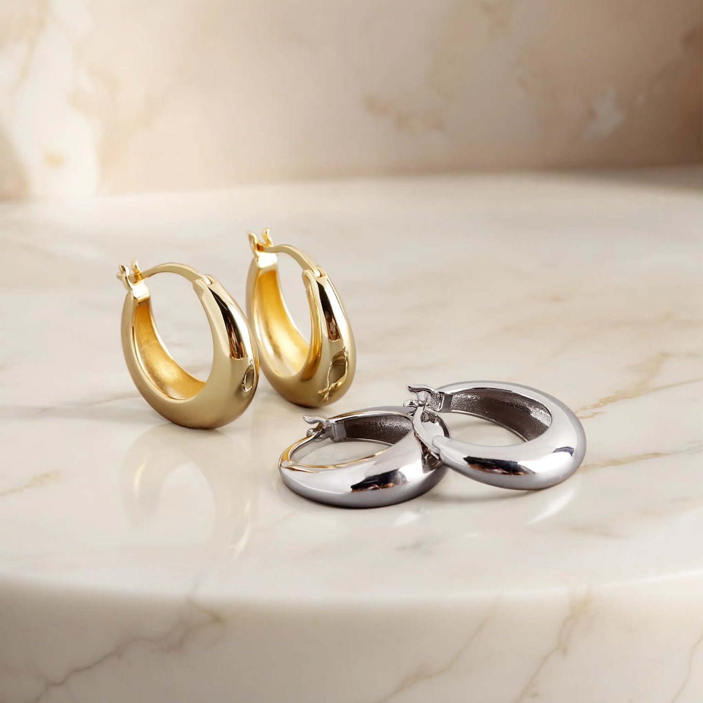 Minimalistyczne kolczyki typu kółka