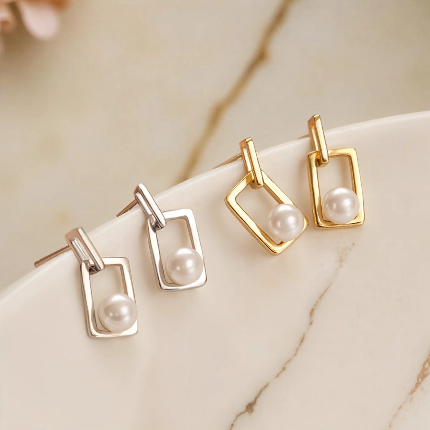 Kolczyki z perłami w geometrycznym kształcie