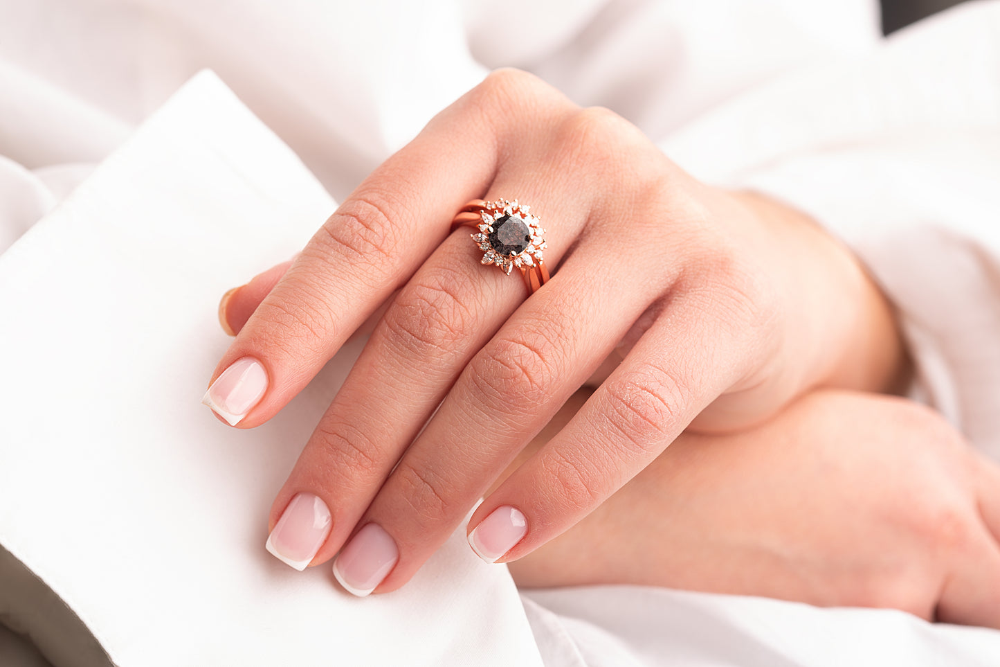 Kamień centralny 8 x 8 mm owalny kamień opalowy. Pierścionek wykonany z litego srebra próby 925 pokrytego 24-karatowym złotem o grubości 2 mikronów.